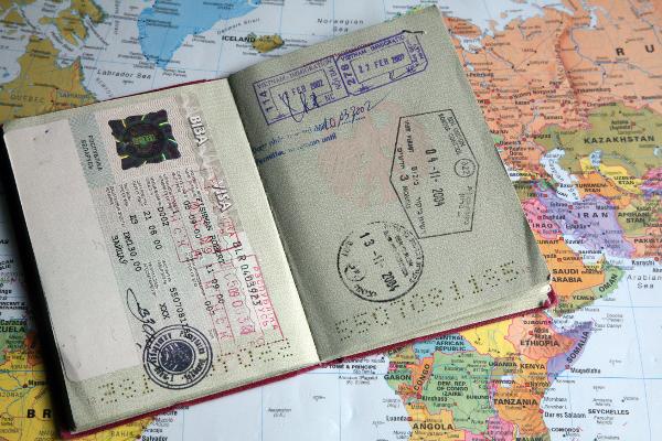 Ein deutscher Reisepass der Europäischen Gemeinschaft liegt aufgeschlagen auf einer Weltkarte, gut sichtbar ein Visa (Visum) für Weißrussland (l) und Einreisestempel anderer Staaten wie Vietnam (r). Aufnahme vom 06.06.2007. Foto: Robert B. Fishman +++(c) dpa - Report+++